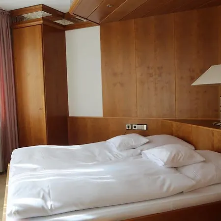 Отель Hohe Linde 3*
